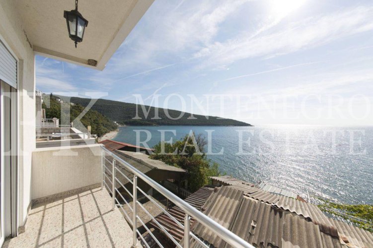 *Directly by the sea, house with three apartments, 280m2, in Ulcinj-Kruce, with fantastic sea view, in Montenegro.