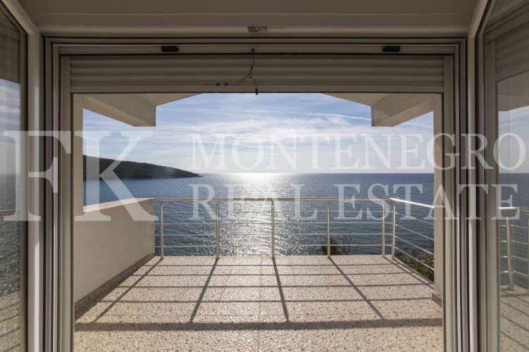 *Directly by the sea, house with three apartments, 280m2, in Ulcinj-Kruce, with fantastic sea view, in Montenegro.