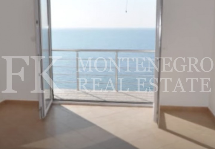 *Directly by the sea, house with three apartments, 280m2, in Ulcinj-Kruce, with fantastic sea view, in Montenegro.