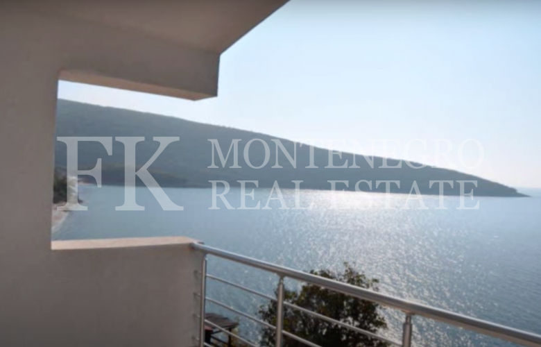 *Directly by the sea, house with three apartments, 280m2, in Ulcinj-Kruce, with fantastic sea view, in Montenegro.