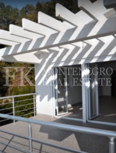 *Directly by the sea, house with three apartments, 280m2, in Ulcinj-Kruce, with fantastic sea view, in Montenegro.