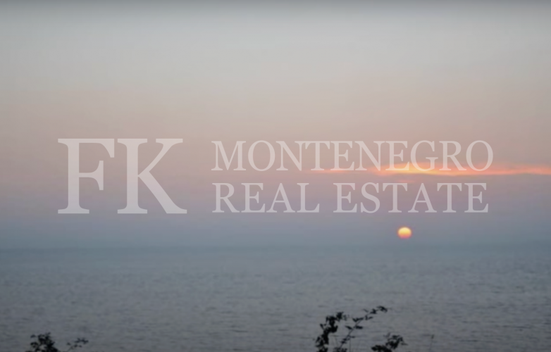 *Directly by the sea, house with three apartments, 280m2, in Ulcinj-Kruce, with fantastic sea view, in Montenegro.