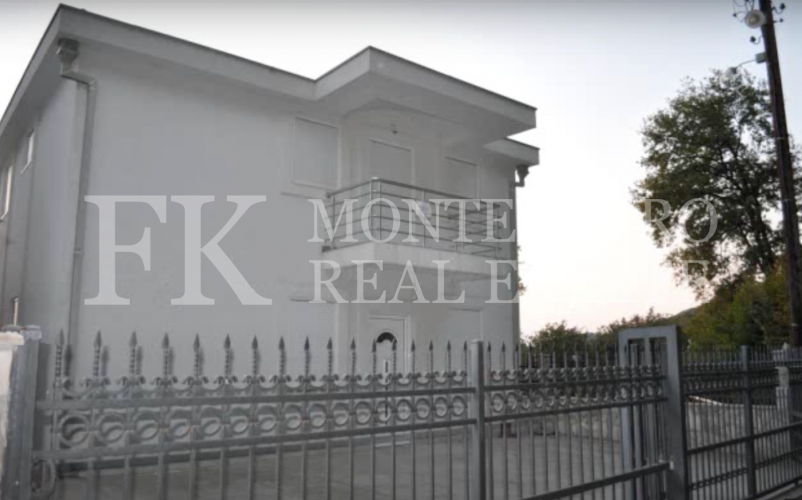 *Directly by the sea, house with three apartments, 280m2, in Ulcinj-Kruce, with fantastic sea view, in Montenegro.