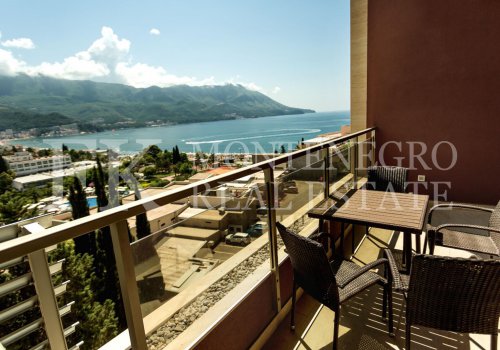 Sehr schöne Wohnung, 78m2, in Budva – Becici, im Apart Hotel Harmonia, mit herrlichem Meerblick, in Montenegro.