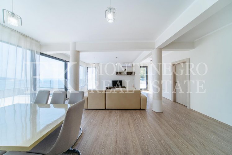 Luxury apartment in Budva-Becici, 233m2, in a new residential complex with panoramic sea view, in Montenegro.