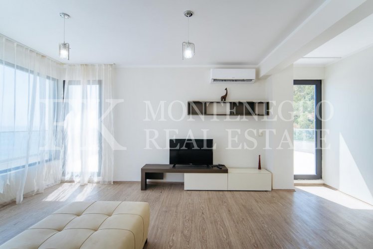 Luxury apartment in Budva-Becici, 233m2, in a new residential complex with panoramic sea view, in Montenegro.