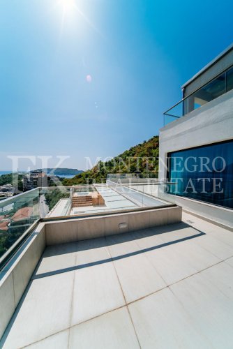 Luxury apartment in Budva-Becici, 233m2, in a new residential complex with panoramic sea view, in Montenegro.