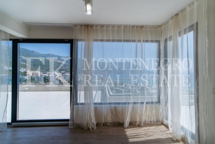 Luxury apartment in Budva-Becici, 233m2, in a new residential complex with panoramic sea view, in Montenegro.