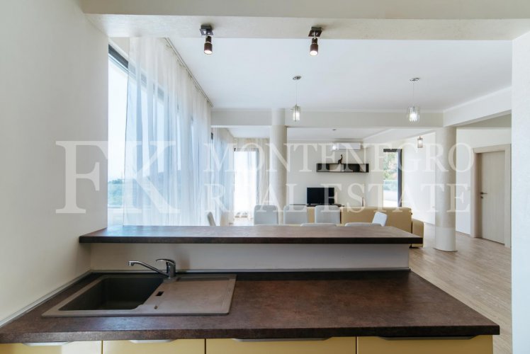 Luxury apartment in Budva-Becici, 233m2, in a new residential complex with panoramic sea view, in Montenegro.