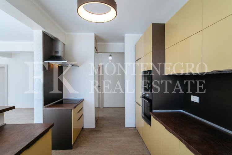 Luxury apartment in Budva-Becici, 233m2, in a new residential complex with panoramic sea view, in Montenegro.