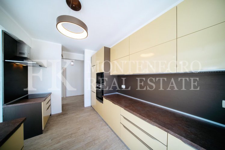 Luxury apartment in Budva-Becici, 233m2, in a new residential complex with panoramic sea view, in Montenegro.