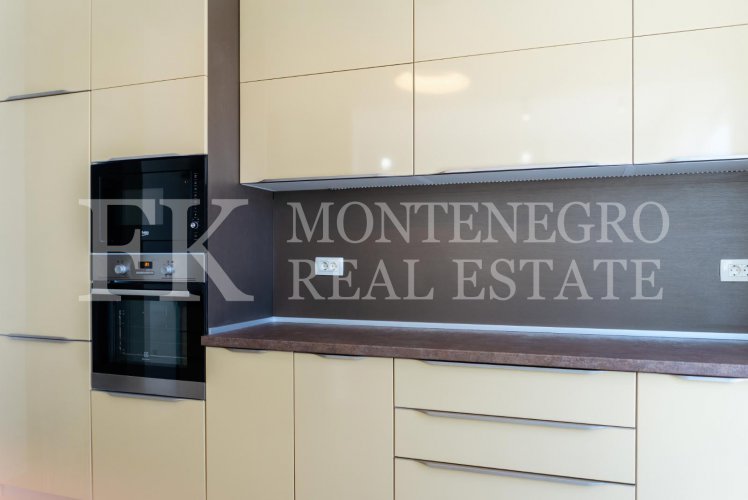 Luxury apartment in Budva-Becici, 233m2, in a new residential complex with panoramic sea view, in Montenegro.