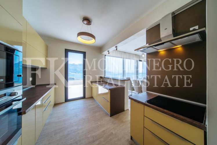 Luxury apartment in Budva-Becici, 233m2, in a new residential complex with panoramic sea view, in Montenegro.
