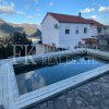 Kuća u Zabrđu, 267,93m2, sa fantastičnim pogledom na more, velikom baštom, saunom i bazenom, u Crnoj Gori.
