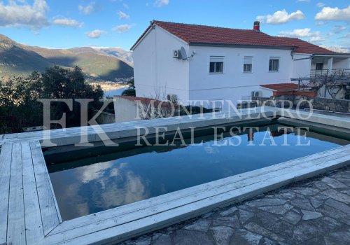 Haus in Zabrdje, 267,93 m2, mit fantastischem Meerblick, großem Garten, Sauna und Swimmingpool, in Montenegro.