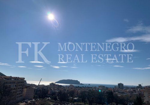 Очень хорошая цена. Солнечная квартира в Будве, 113м2, с прекрасным видом на море и собственным парковочным местом, в Черногории.