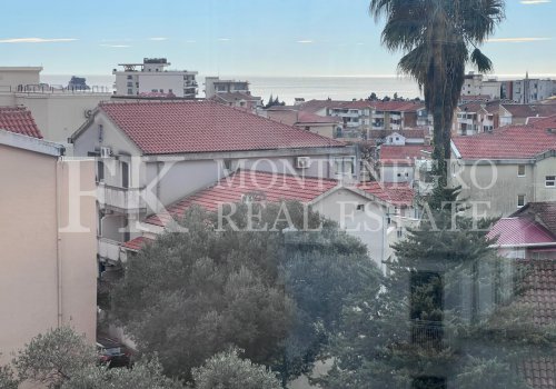 *Nov, sunčan trosoban stan u Budvi, 100m2, sa velikom zastakljenom terasom, sa pogledom na more i planine, u Crnoj Gori.