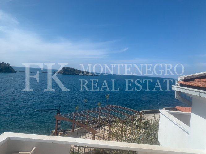 *House in first sea line, 200m2, with parking space and great sea view, in Montenegro.