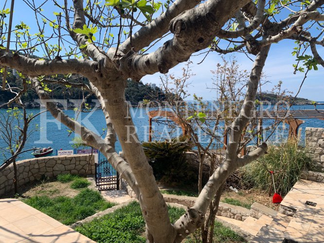 *House in first sea line, 200m2, with parking space and great sea view, in Montenegro.