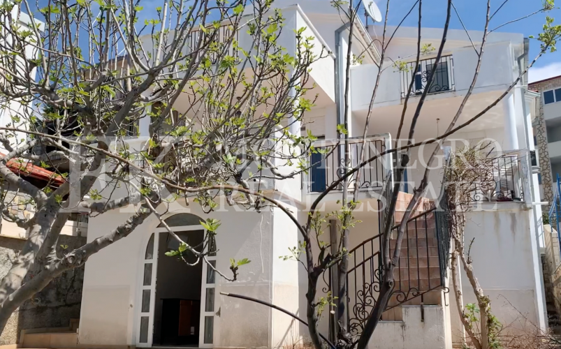 *House in first sea line, 200m2, with parking space and great sea view, in Montenegro.