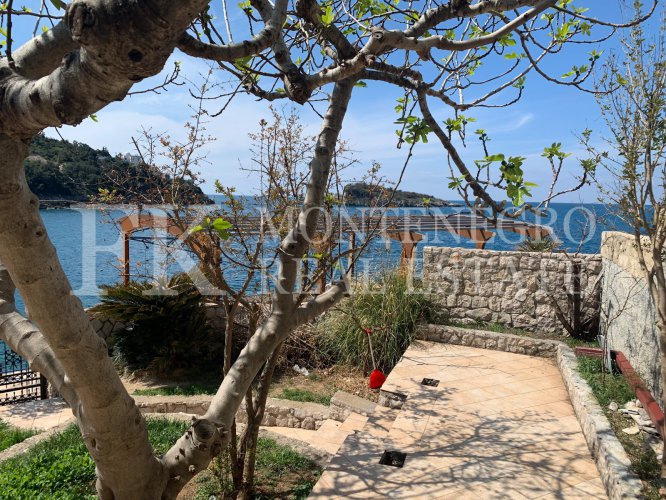 *House in first sea line, 200m2, with parking space and great sea view, in Montenegro.
