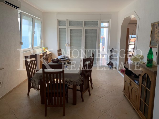 *House in first sea line, 200m2, with parking space and great sea view, in Montenegro.