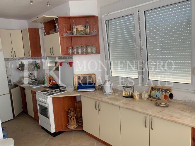 *House in first sea line, 200m2, with parking space and great sea view, in Montenegro.