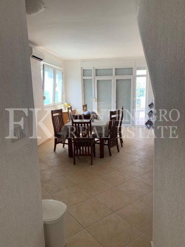 *House in first sea line, 200m2, with parking space and great sea view, in Montenegro.