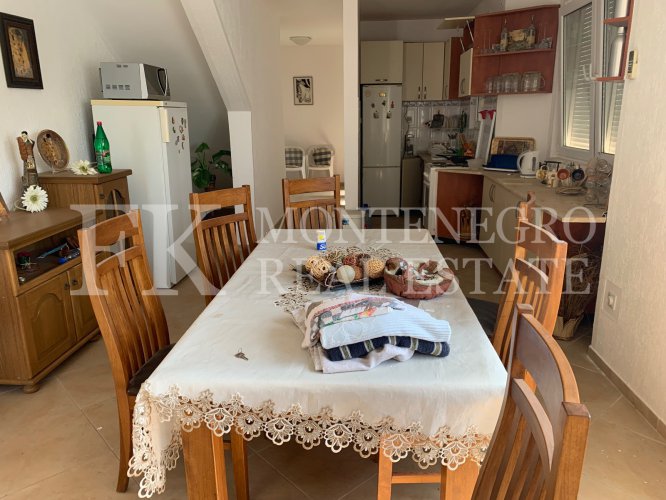 *House in first sea line, 200m2, with parking space and great sea view, in Montenegro.