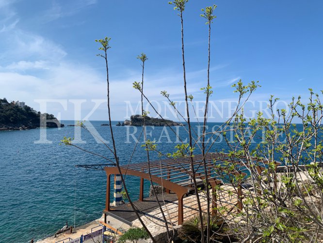 *House in first sea line, 200m2, with parking space and great sea view, in Montenegro.