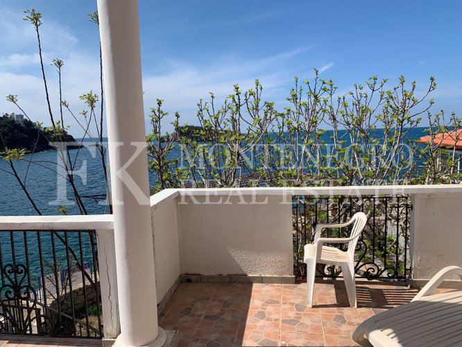 *House in first sea line, 200m2, with parking space and great sea view, in Montenegro.