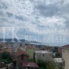 *Odlična ponuda. Sunčana kuća, 246m2, sa tri stana, u Baru, okrug Šušanj, sa lijepim pogledom na otvoreno more i luku Bar, u Crnoj Gori.
