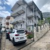 *Отличное предложение. Солнечный дом, 246 м2, с тремя квартирами, в Баре, район Шушань, с прекрасным видом на открытое море и гавань Бара, в Черногории.