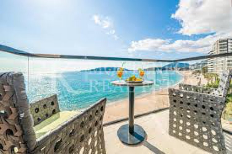 Hotel for rent in Budva- Rafailovici, first sea line, with more than 30 rooms, restaurant, swimming pool and sauna.