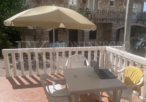 Nice and simple holiday apartment in Sveti Stefan-Crvena Glavica, 48m2 plus 10m2 terrace, near the sea.