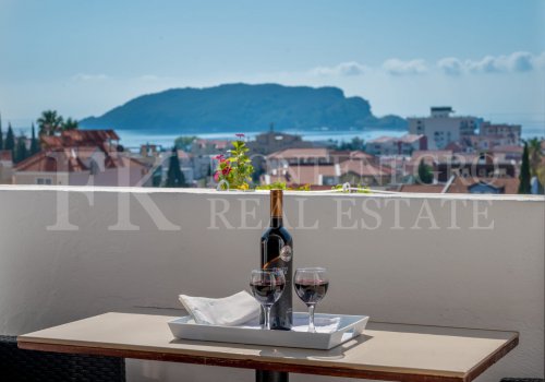 Perfect location! Beautiful penthouse apartment, 106m2, in the Podkosljun neighborhood of Budva, with sea view and only a 6-minute walk to the beach.