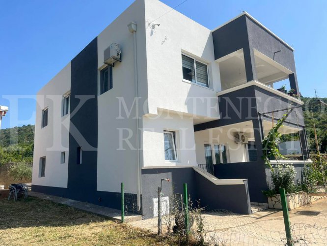 Attractive purchase offer with sea view: Duplex house of 201m2 in the municipality of Bar, in the Dobra Voda-Pecurice area, with a double garage on a plot of 680m2.