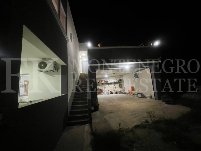 Attractive purchase offer with sea view: Duplex house of 201m2 in the municipality of Bar, in the Dobra Voda-Pecurice area, with a double garage on a plot of 680m2.