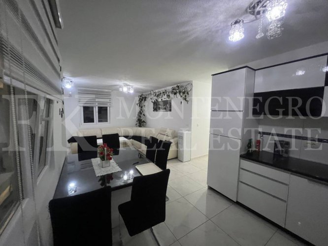 Attractive purchase offer with sea view: Duplex house of 201m2 in the municipality of Bar, in the Dobra Voda-Pecurice area, with a double garage on a plot of 680m2.