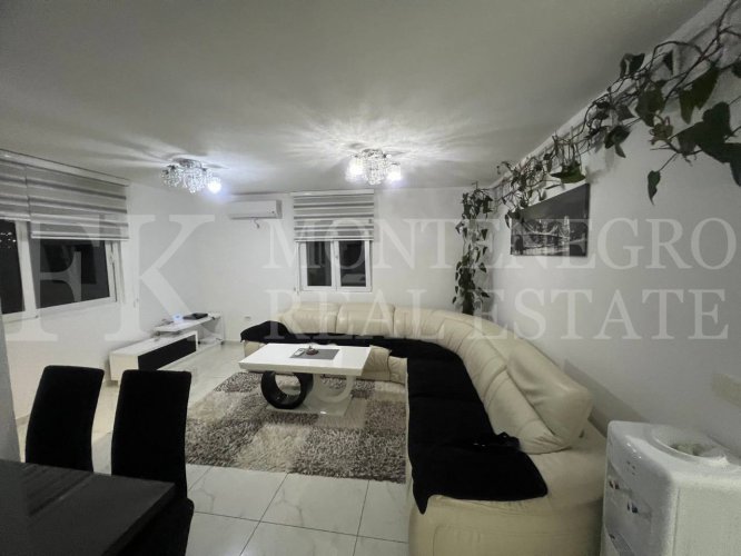 Attractive purchase offer with sea view: Duplex house of 201m2 in the municipality of Bar, in the Dobra Voda-Pecurice area, with a double garage on a plot of 680m2.