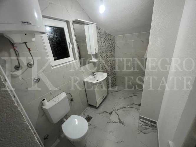 Attractive purchase offer with sea view: Duplex house of 201m2 in the municipality of Bar, in the Dobra Voda-Pecurice area, with a double garage on a plot of 680m2.