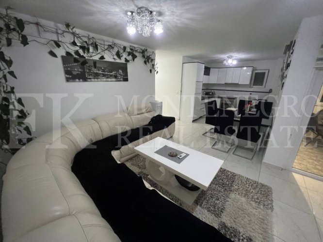 Attractive purchase offer with sea view: Duplex house of 201m2 in the municipality of Bar, in the Dobra Voda-Pecurice area, with a double garage on a plot of 680m2.