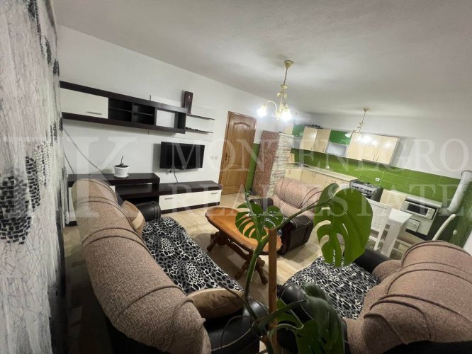 Attractive purchase offer with sea view: Duplex house of 201m2 in the municipality of Bar, in the Dobra Voda-Pecurice area, with a double garage on a plot of 680m2.