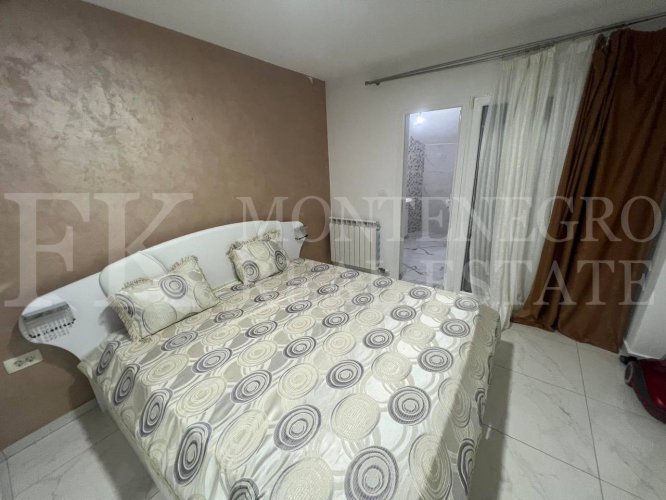 Attractive purchase offer with sea view: Duplex house of 201m2 in the municipality of Bar, in the Dobra Voda-Pecurice area, with a double garage on a plot of 680m2.