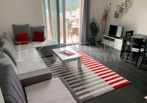 Ruhige Wohnung,48m2, in Budva, Stadtteil Lazi, mit Meerblick und Balkon, in Montenegro.