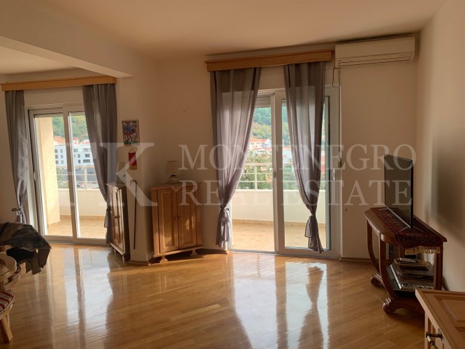 *Beautiful apartment, 78m2, in the center of Budva, on the sixth floor, with stunning sea views and a large living room, in Montenegro.