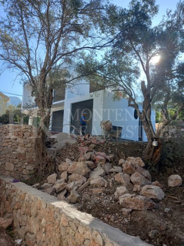 New and modern house, 160m2, in Bar, nestled on a gentle hill among olive trees, overlooking the sea, the city, the harbor, the old town, and the surrounding mountains.
