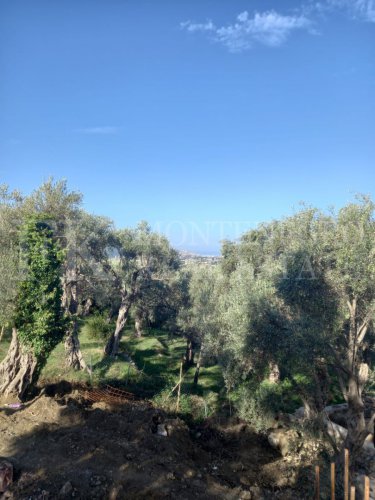 New and modern house, 160m2, in Bar, nestled on a gentle hill among olive trees, overlooking the sea, the city, the harbor, the old town, and the surrounding mountains.