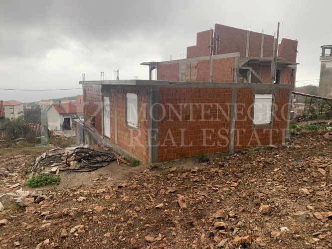 House in the raw construction phase, 170m2, with sea view, in Krimovica, municipality of Kotor.