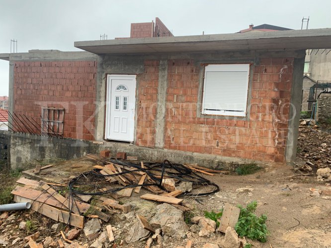 House in the raw construction phase, 170m2, with sea view, in Krimovica, municipality of Kotor.